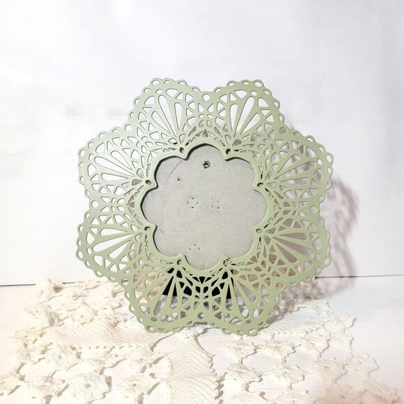 Azzure Home Green Lace Metal Rustic Retro Doilies Crochet Picture Frame - Picture 1 of 3